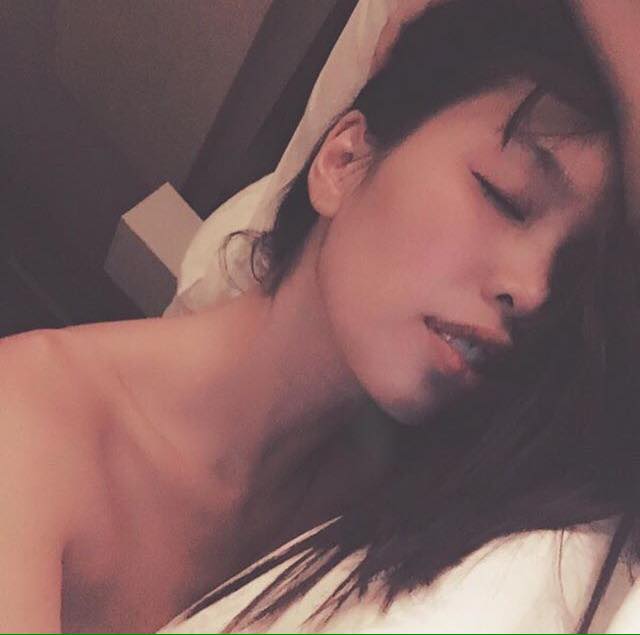 Mỹ nhân khoe ảnh trong phòng ngủ: Hoàng Thùy Linh "không có đối thủ" - 13