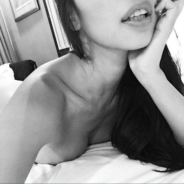 Mỹ nhân khoe ảnh trong phòng ngủ: Hoàng Thùy Linh "không có đối thủ" - 14