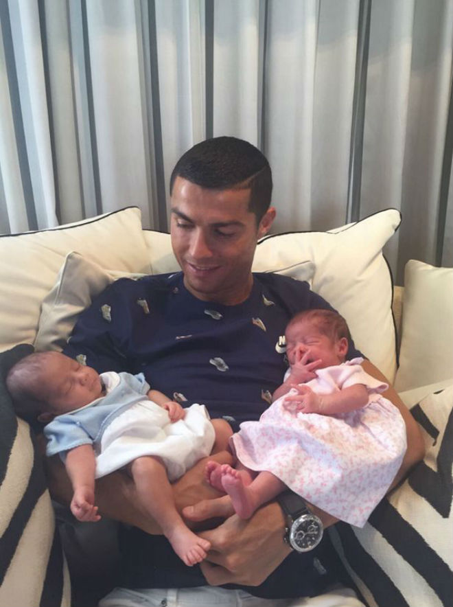 Choáng: Ronaldo lách luật, đẻ thuê sinh đôi phi tự nhiên - 1