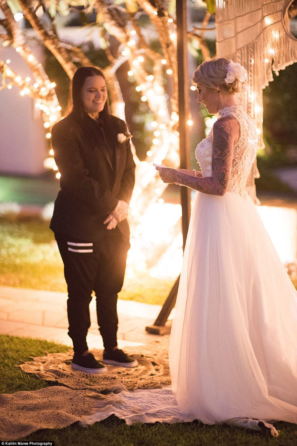 Cô dâu xăm trổ đẹp mê mẩn nhưng chú rể mới khiến mọi người ngỡ ngàng - 3