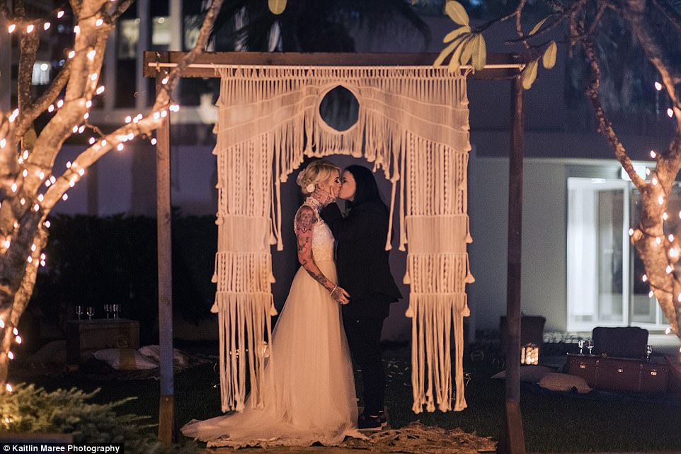 Cô dâu xăm trổ đẹp mê mẩn nhưng chú rể mới khiến mọi người ngỡ ngàng - 5