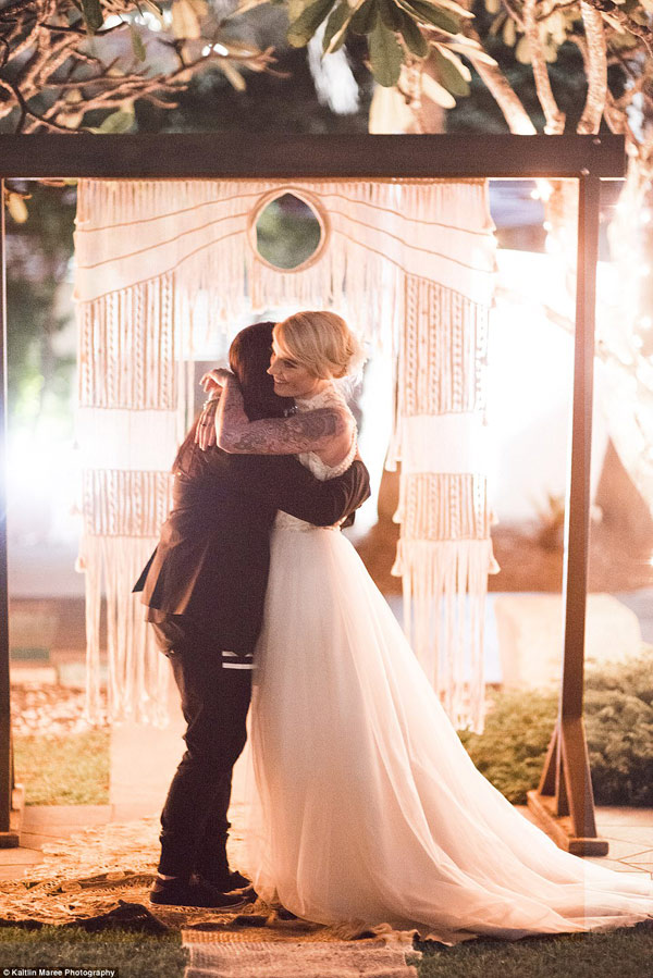 Cô dâu xăm trổ đẹp mê mẩn nhưng chú rể mới khiến mọi người ngỡ ngàng - 6