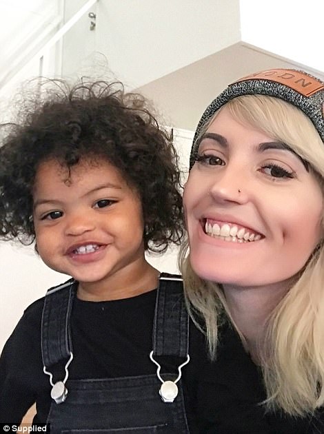 Cô dâu xăm trổ đẹp mê mẩn nhưng chú rể mới khiến mọi người ngỡ ngàng - 7