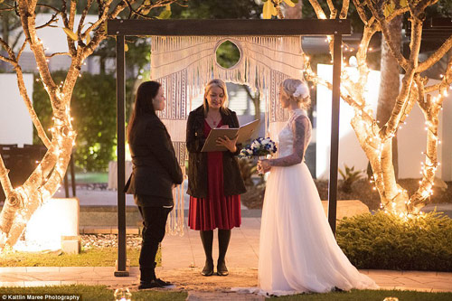 Cô dâu xăm trổ đẹp mê mẩn nhưng chú rể mới khiến mọi người ngỡ ngàng - 4