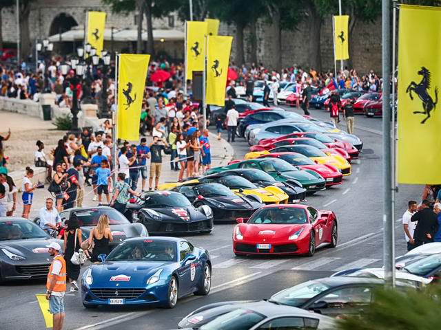 Hàng trăm siêu xe Ferrari diễu hành tại quê nhà Italia - 1