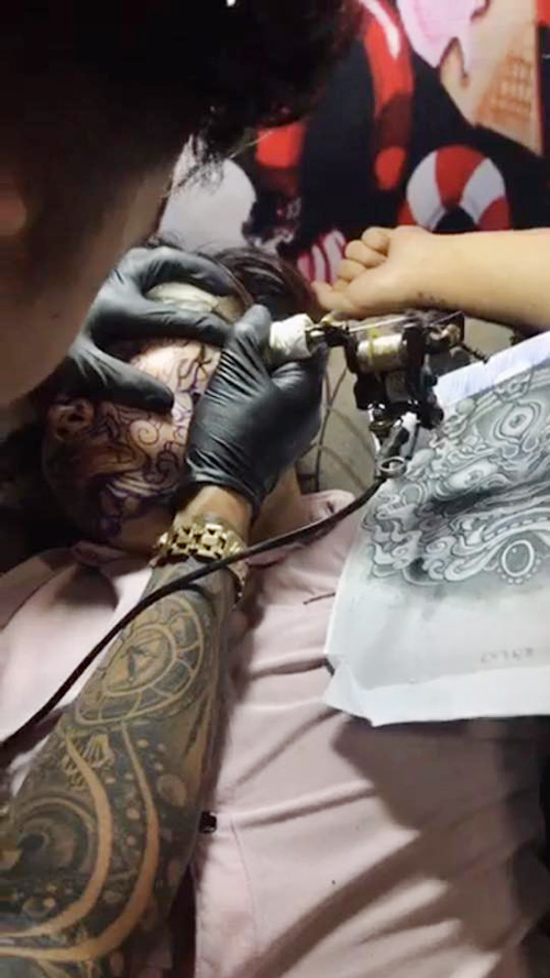 Thanh niên Sài thành xăm kín mặt vì thất tình - 2