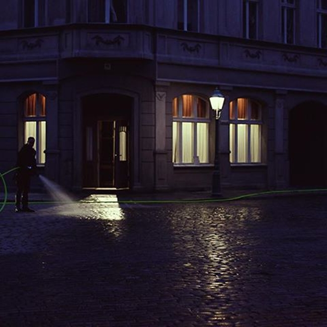 Trong phim Hollywood, các cảnh quay vào ban đêm, đường phố hầu hết đều được phun ướt để tăng độ bão hòa tương phản về màu sắc.