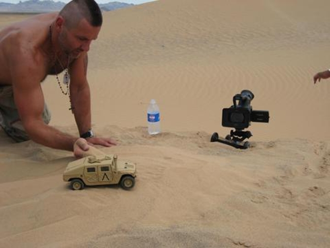 Cảnh quay xe mô hình trên sa mạc sẽ khiến nhiều người phải thất vọng khi từng xem những phân cảnh lái xe hoành tráng.