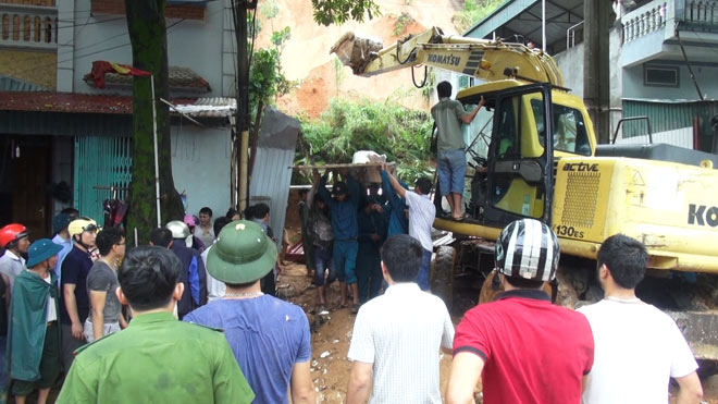 Hà Giang: Sạt lở đất vùi lấp nhiều người tại quán Internet - 1