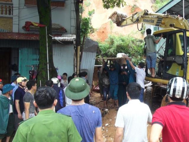 Hà Giang: Sạt lở đất vùi lấp nhiều người tại quán Internet