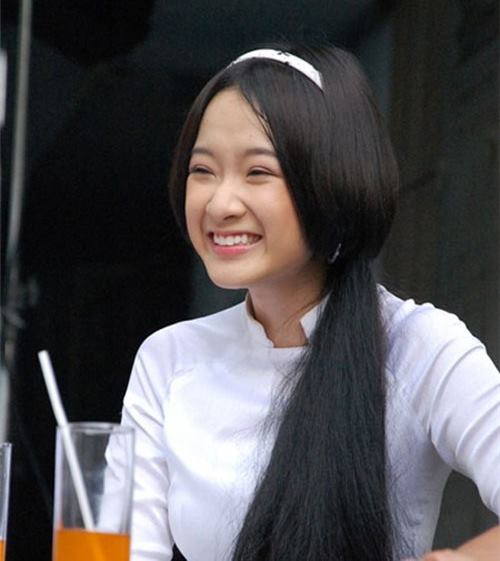 Nhìn lại chiếc mũi "biến hóa" theo thời gian của Angela Phương Trinh - 3
