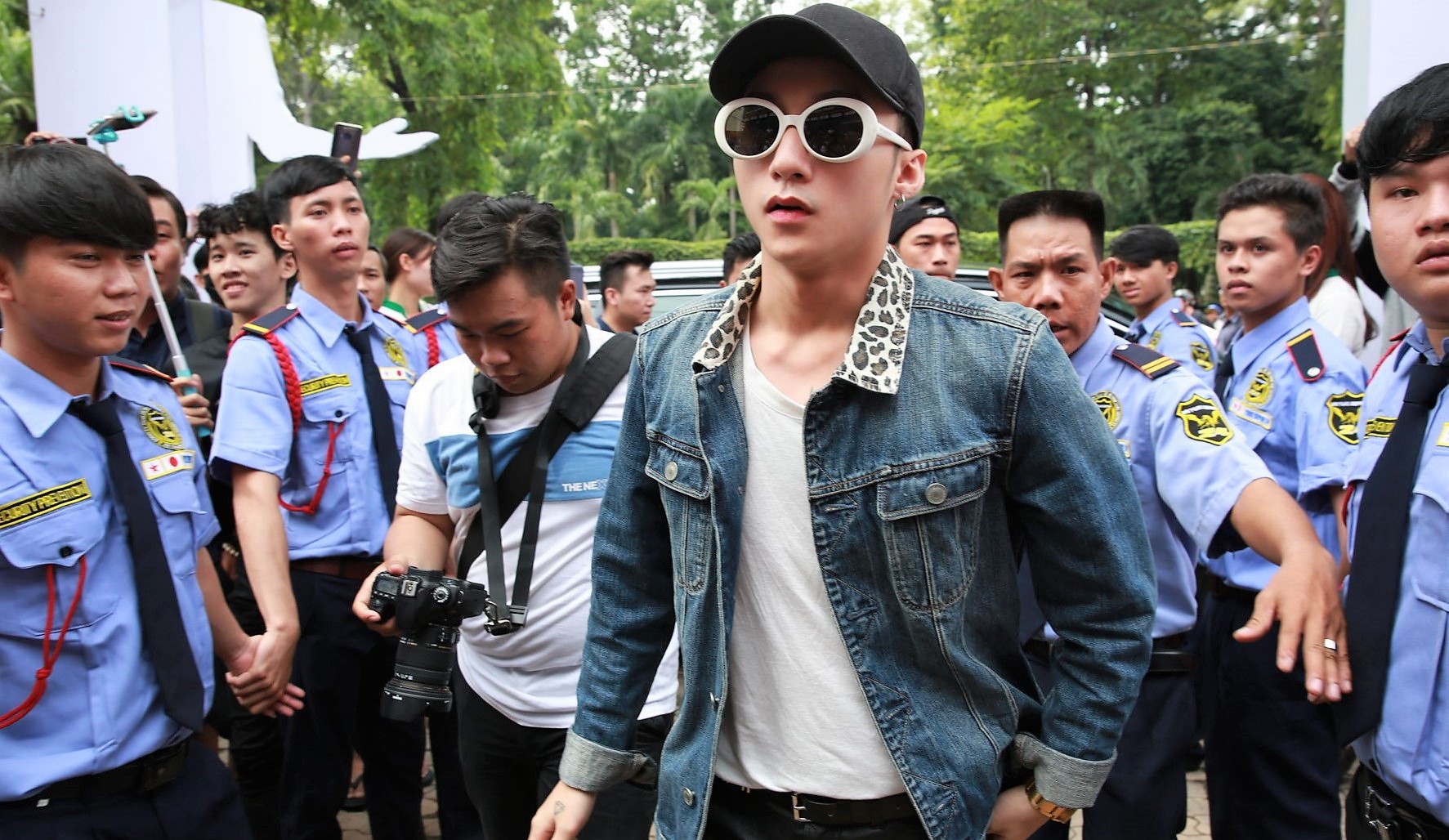 Vệ sỹ sao Việt: Sơn Tùng hào quang, Lương Bằng Quang bị tố "làm màu" - 6