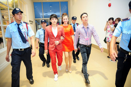 Vệ sỹ sao Việt: Sơn Tùng hào quang, Lương Bằng Quang bị tố "làm màu" - 11