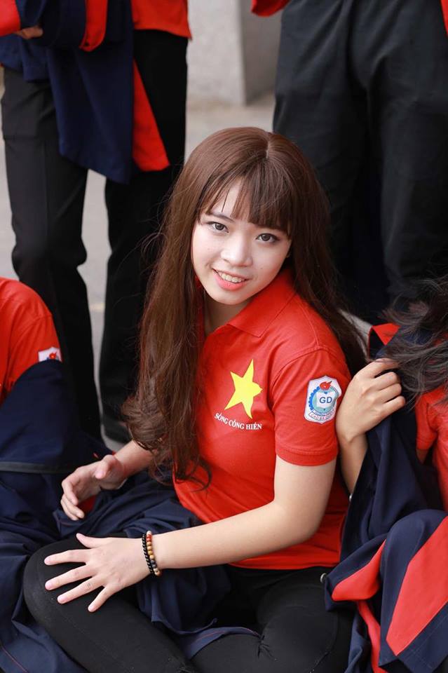 Vẻ quyến rũ của cô gái được Sơn Tùng mời ăn tối trước 5000 fan - 2