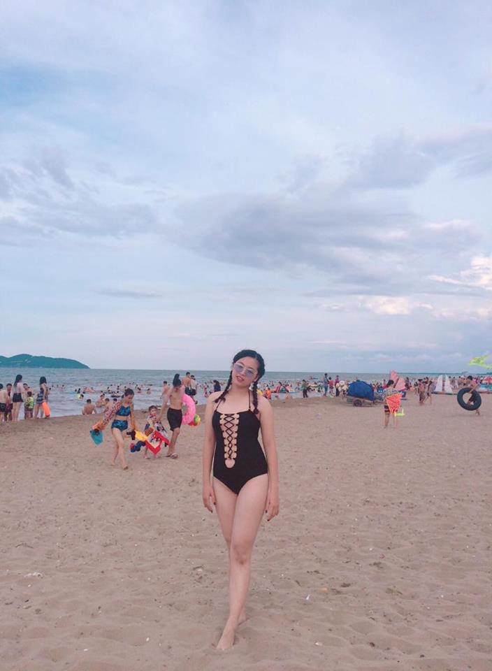 Vẻ quyến rũ của cô gái được Sơn Tùng mời ăn tối trước 5000 fan - 4