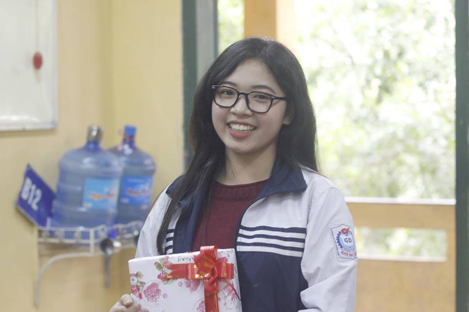 Vẻ quyến rũ của cô gái được Sơn Tùng mời ăn tối trước 5000 fan - 4