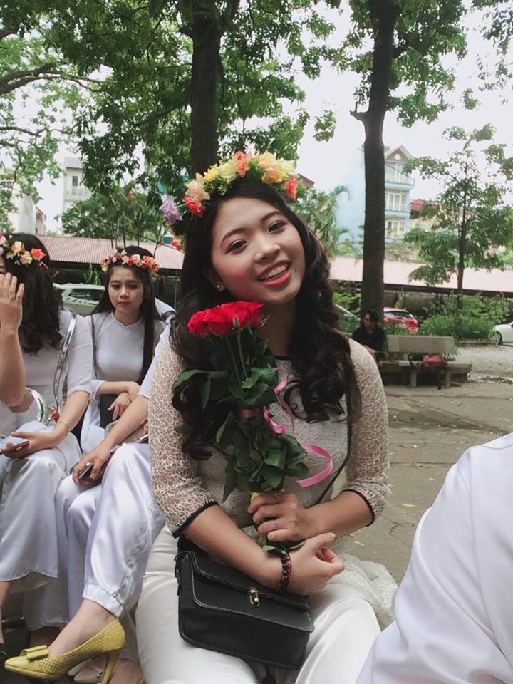 Vẻ quyến rũ của cô gái được Sơn Tùng mời ăn tối trước 5000 fan - 3