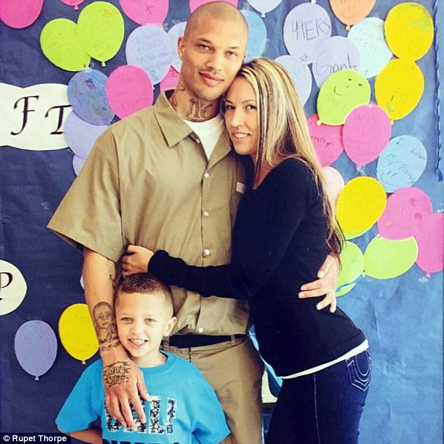 Tù nhân đẹp nhất thế giới cặp bồ ái nữ tỷ phú, bỏ vợ con - 6