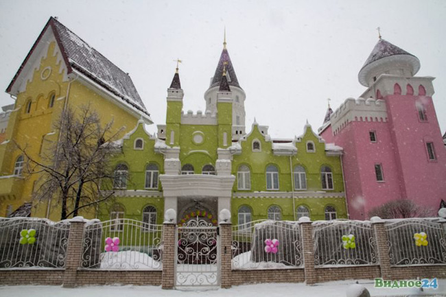 150 học sinh mẫu giáo ở Moscow, Nga đã trở thành những đứa trẻ may mắn nhất thế giới khi mỗi ngày đều được sống trong lâu đài cổ tích thực sự.