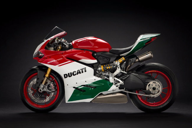 Sản phẩm giới hạn 1299 Panigale R Final Edition với bộ động cơ đôi xy-lanh nổi tiếng của Ducati có thể đạt tới hiệu suất cực đại khi đi kèm với phiên bản mới này. Xe xuất hiện tại vòng đua thứ 8 ở Giải tranh tài siêu xe thế giới, được tổ chức tại Laguna Seca (California-Mỹ).