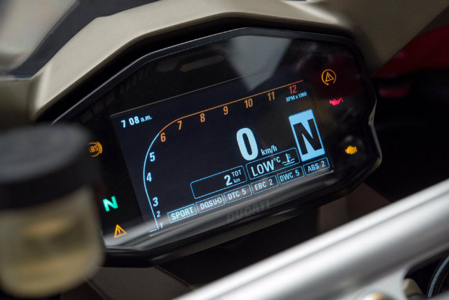Gói thiết bị điện tử với thiết bị Đo lường lực quán tính Bosch (IMU) và trang bị tính năng cua góc ABS, kiểm soát bánh xe Ducati EVO, kiểm soát bám đường Ducati EVO và kiểm soát phanh động cơ (EBC). Những hệ thống này có các cài đặt mặc định kết nối với các chế độ tùy chọn (đua, thể thao và chạy đường ướt) nhưng cũng có thể tùy chỉnh theo yêu cầu của cá nhân. Ảnh đồng hồ xe với màn hình màu TFT.