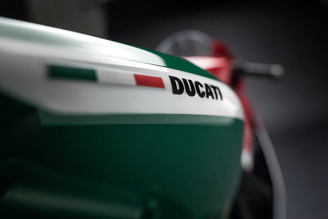 Xe sơn màu đỏ/xanh/trắng đẹp mắt và cũng là màu đặc biệt mà Ducati dành cho các mẫu xe của mình.