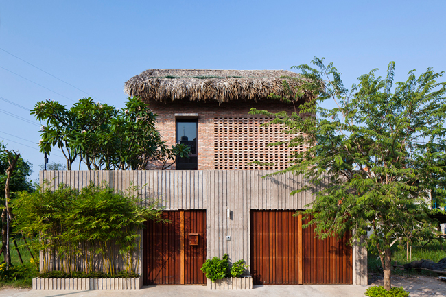 Ngôi nhà nhỏ nằm trên một mảnh đất rộng khoảng 200m2 tại huyện Nhà Bè, thành phố Hồ Chí Minh.