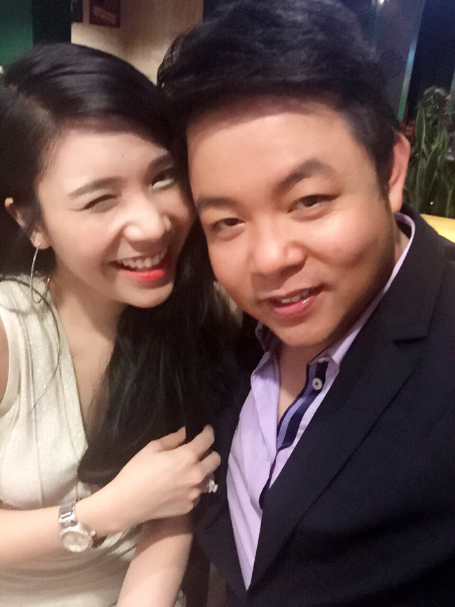 Thanh Bi và Quang Lê là cặp đôi gây chú ý trong showbiz Việt 2 năm gần đây. Nam ca sỹ hơn bạn gái 14 tuổi.