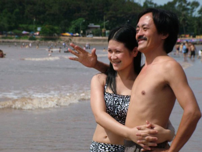 Nghệ sỹ hài Giang Còi cũng trải qua cuộc hôn nhân thứ hai với người vợ kém 25 tuổi. Hai người thông báo chia tay vào tháng 2 năm nay.