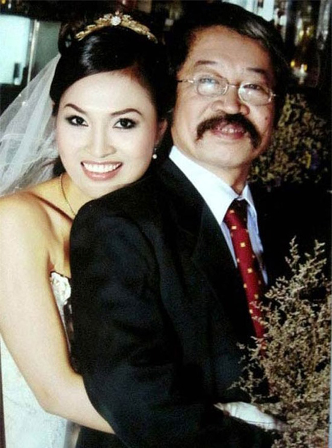 NSND Lê Hùng sống hạnh phúc bên người vợ thứ 5 kém tới 32 tuổi.
