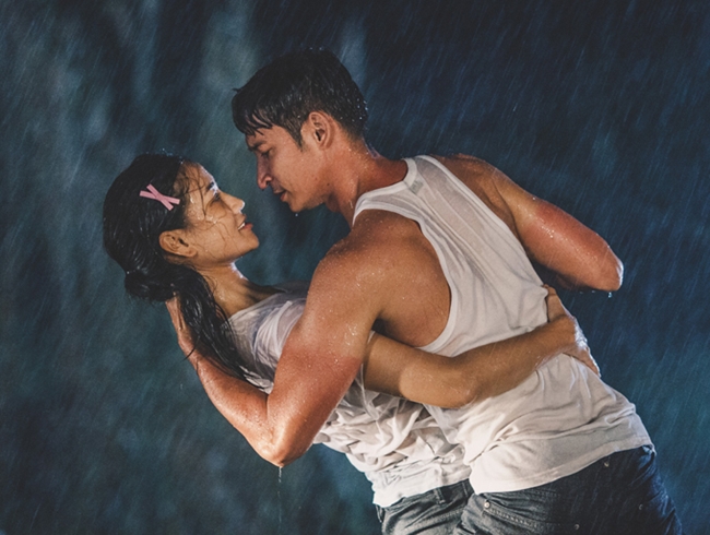 Hiểu được nỗi lòng của Na, Phong tình nguyện làm bạn nhảy, dạy cô cách múa. Cặp đôi có cảnh quay vô cùng lãng mạn dưới cơn mưa tầm tã.
