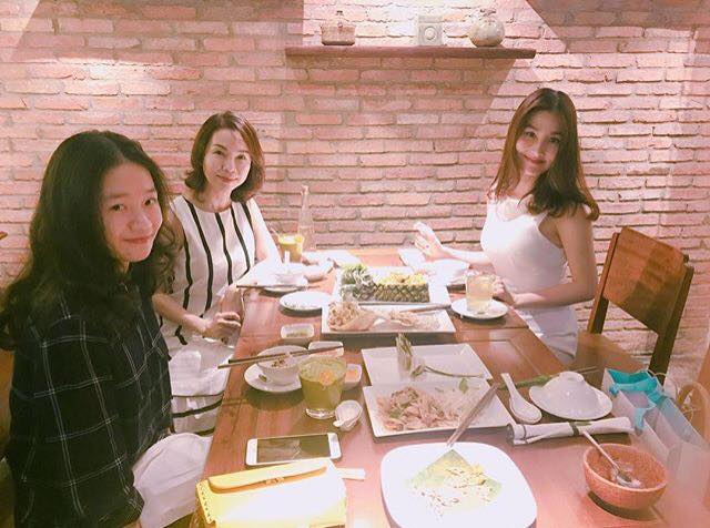 Vợ Lý Hải khoe ảnh cho con bú gây tranh cãi - 14