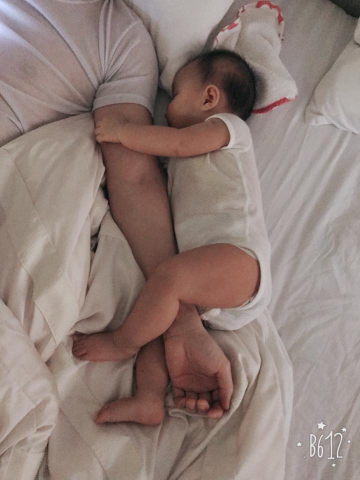 Vợ Lý Hải khoe ảnh cho con bú gây tranh cãi - 5