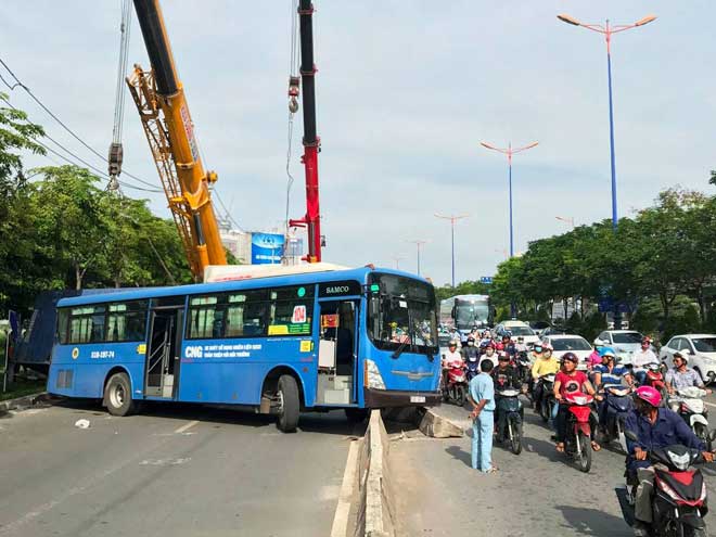 Kinh hoàng container lật đè xe máy và xe buýt dưới dốc cầu SG - 4