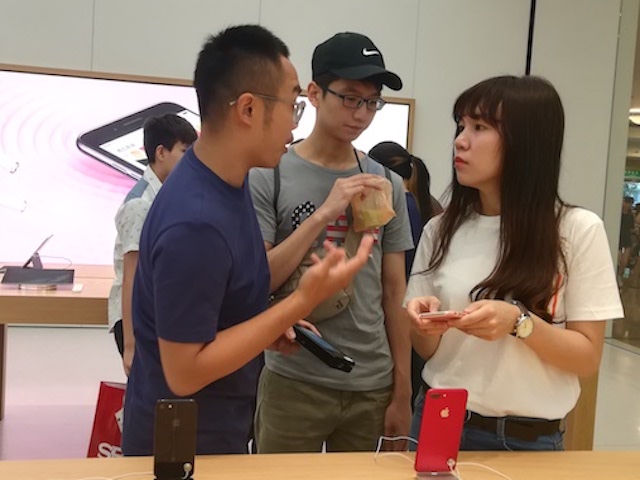 Ảnh: "Đột nhập" cửa hàng Apple Store đầu tiên ở Đài Bắc