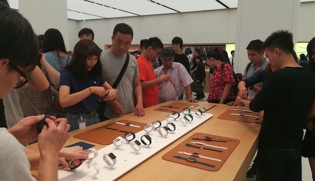 Khu vực trưng bày đồng hồ Apple Watch.