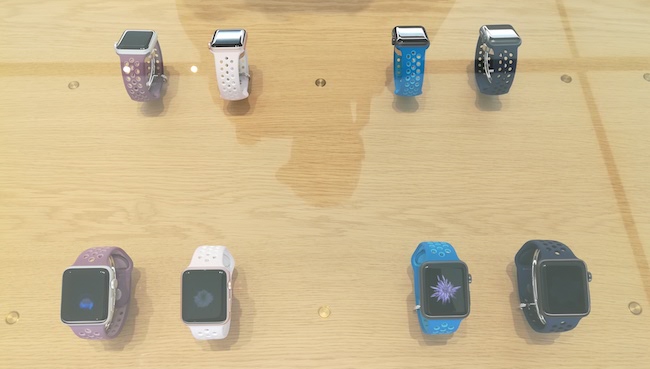 Những chiếc đồng hồ Apple Watch được trưng trong lồng kính với hình nền thay đổi liên tục.