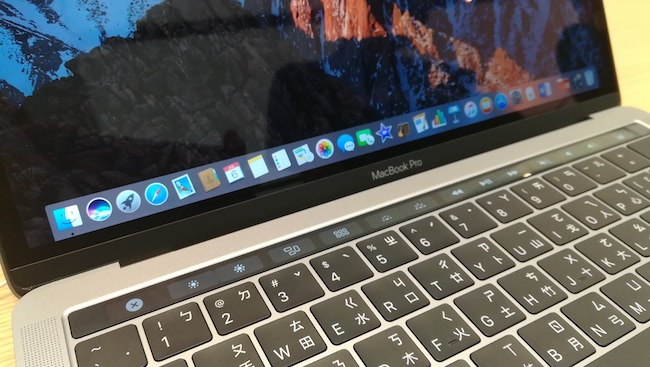Trong đó có dòng MacBook mới với Touch Bar cảm ứng trên bàn phím.