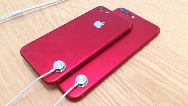 Bộ đôi iPhone 7 và 7 Plus màu đỏ được Apple trưng bày trong cửa hàng.