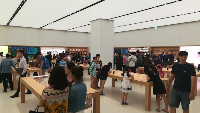 Rất đông khách hàng đã tới thăm Apple Store này kể từ ngày khai trương là 1/7/2017.