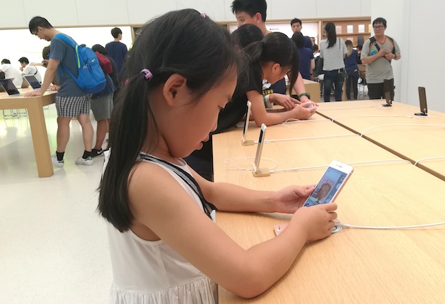 Trẻ em cũng thích thú với các sản phẩm của Apple.