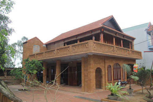 Nhà gỗ 2 tầng tuyệt đẹp 'lai' kiến trúc... nhà sàn - 2