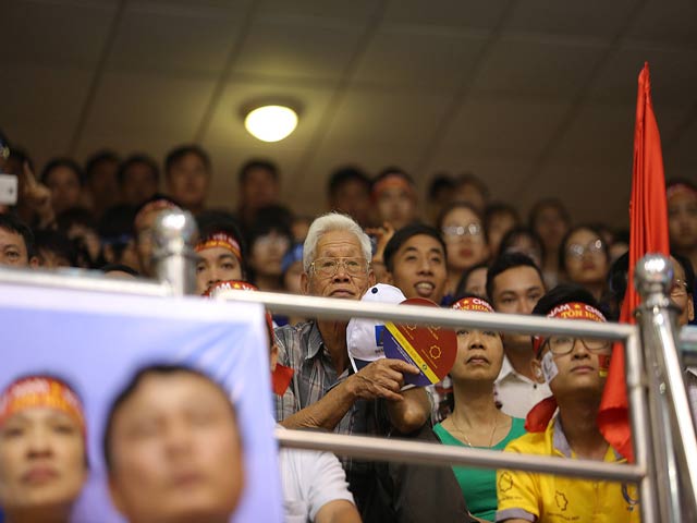 Cụ già U70 chăm chú xem “chân dài” bóng chuyền VN trổ tài