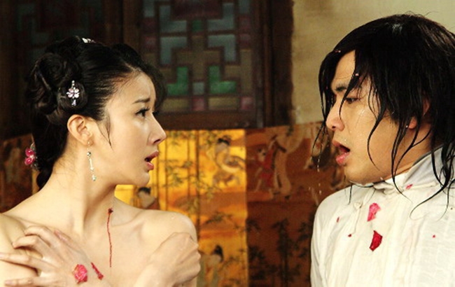Cảnh tắm ấn tượng của cô trong “Mai khôi giang hồ”. Trong phim, Tôn Phi Phi đóng cặp với Chung Hán Lương.