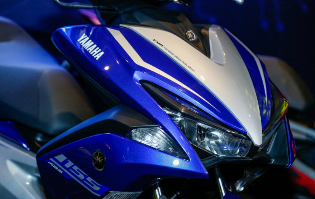 Các tính năng của NVX mang phong cách hoành tráng hơn Yamaha NMax, đáng chú ý ở bộ phận yếm quây của xe. NVX còn trang bị bộ đề thông minh không cần chìa khóa, trong khi bánh trước có hệ thống chống bó cứng phanh (ABS) tiêu chuẩn. Ảnh đèn pha lớn.