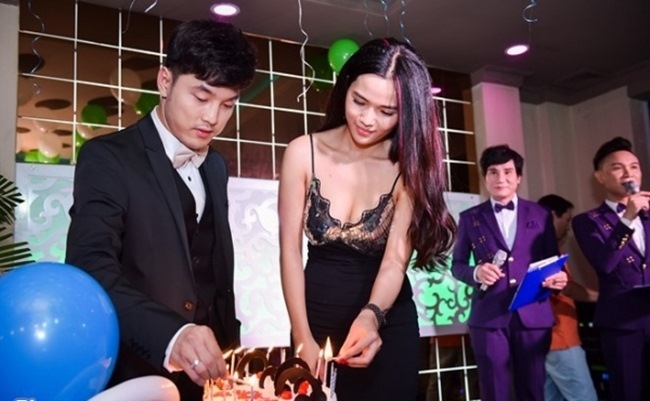 Kim Cương gợi cảm trong buổi tiệc cùng với chồng. 