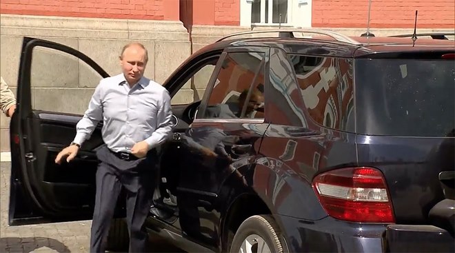 Video: Người áo đỏ bí ẩn được Putin lái xe &#34;phục vụ&#34; - 1