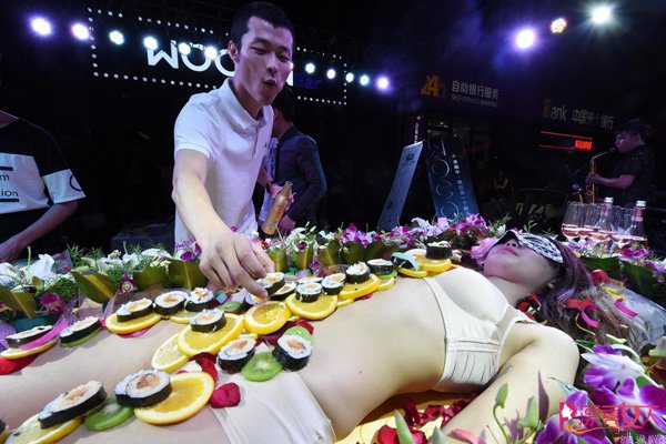 Mẫu nude tiệc sushi kể về nỗi nhục chua chát nhất đời - 1