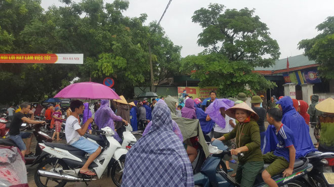 Người dân đội mưa vây kín trụ sở công an vì người phụ nữ lạ mặt - 1