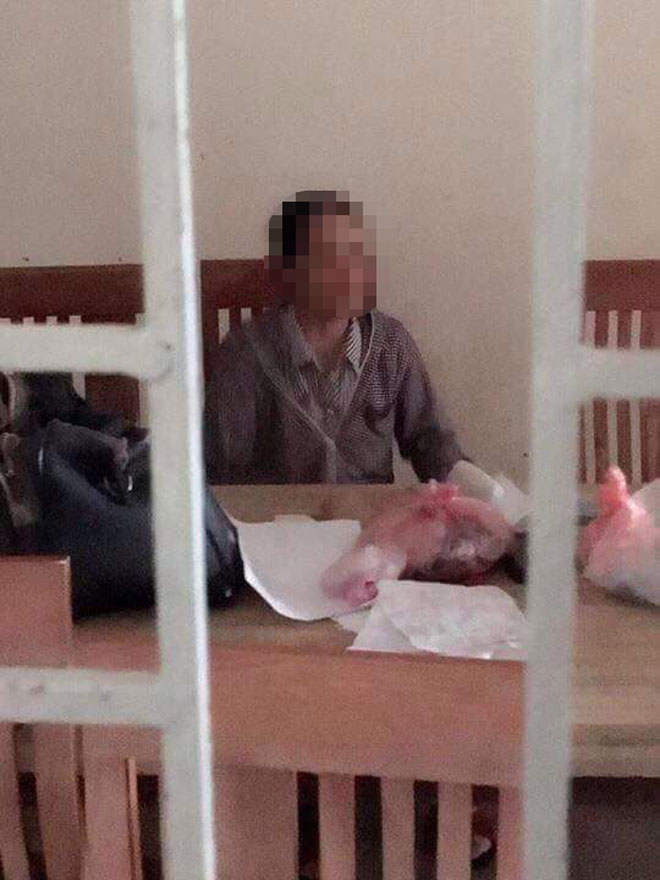 Người dân đội mưa vây kín trụ sở công an vì người phụ nữ lạ mặt - 2